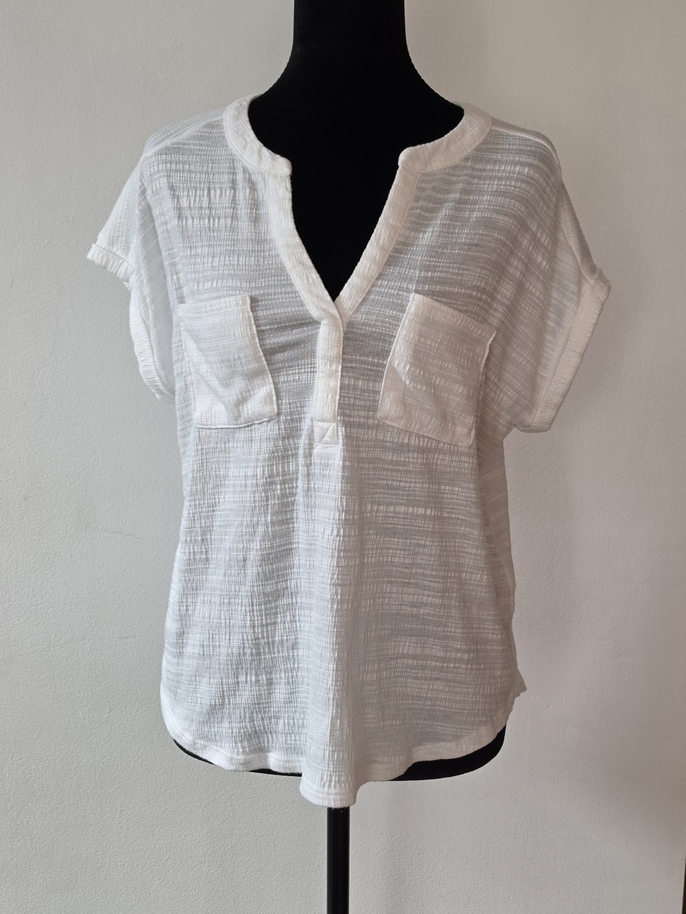 Cable & Gauge White Textured Split-Neck Pocket Blouse